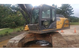 2016 John Deere 250G LC  Excavator