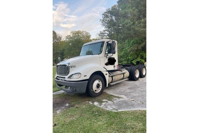 Freightliner Columbia SemiTractor Truck