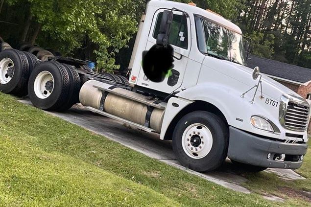 Freightliner Columbia SemiTractor Truck