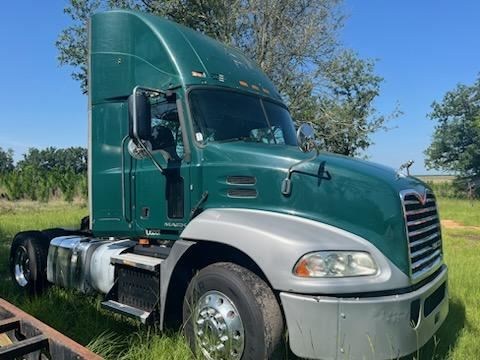 2015 Mack Pinnacle SemiTractor Truck