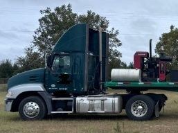 2014 Mack Pinnacle SemiTractor Truck